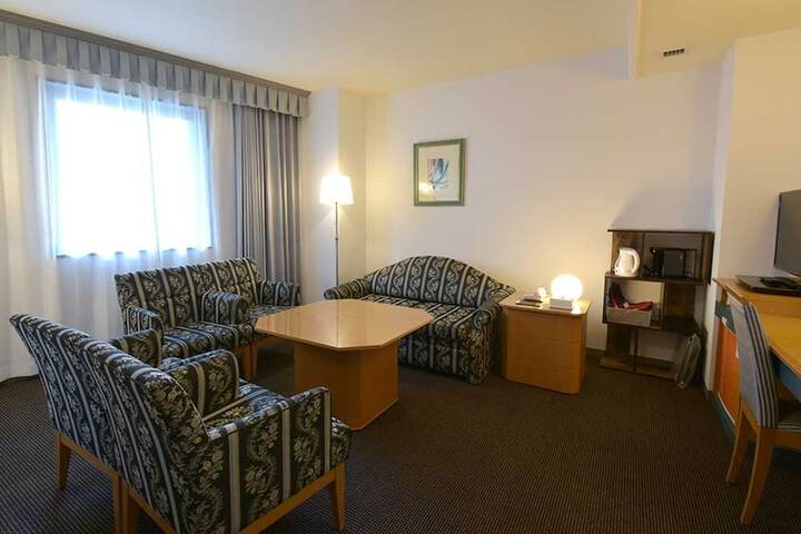 Room 17 of 28