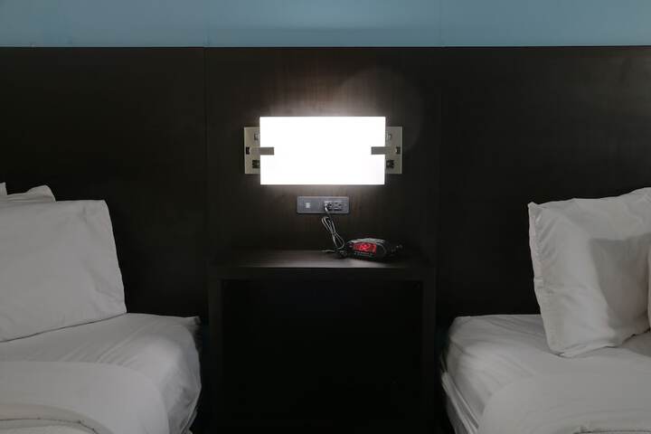 1 Queen Bed (10 of 10)