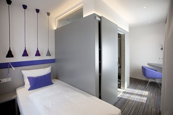 Room 6 of 32