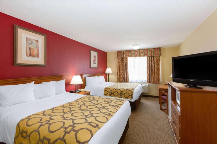 2 Queen Beds (5 of 6)