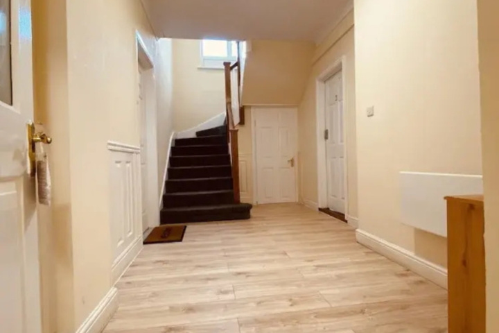 Room 10 of 16