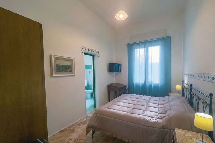 Room 9 of 29