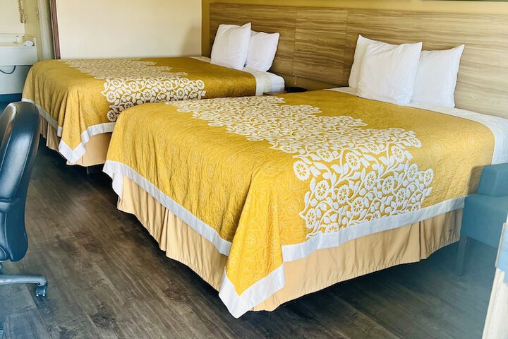 1 Queen Bed (7 of 12)