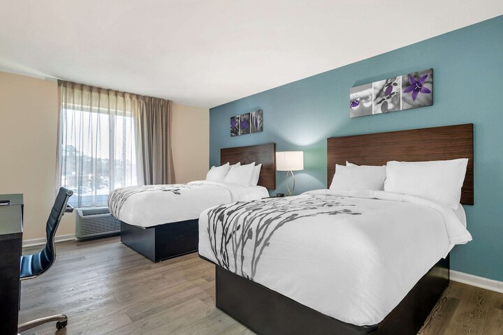 1 King Bed (4 of 8)