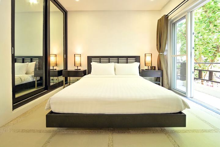 Room 5 of 208