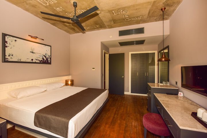 Room 6 of 65