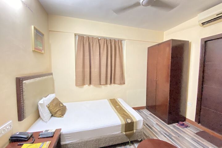 Room 9 of 13
