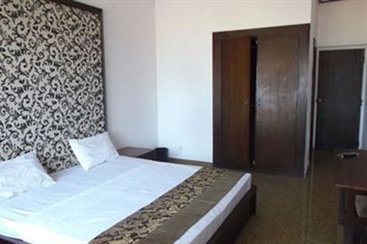 Room 13 of 42