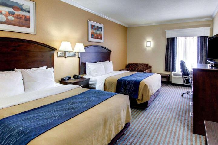2 Queen Beds (2 of 5)
