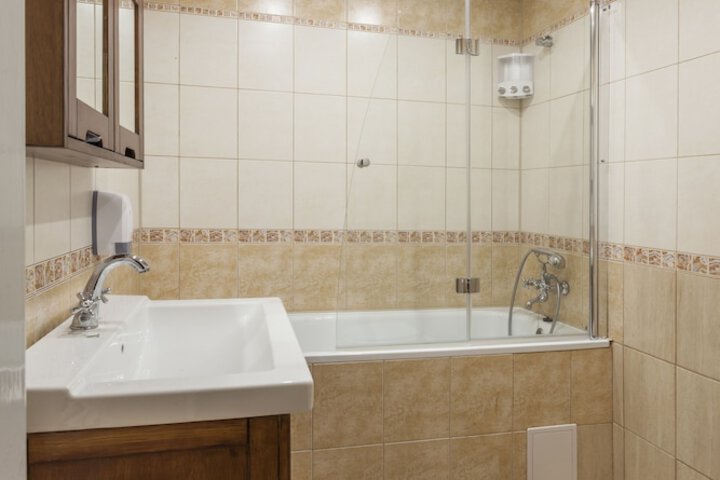 Room 8 of 9