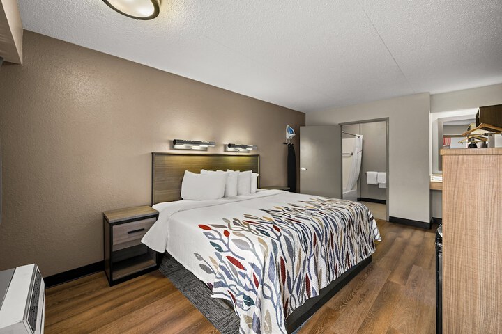 Deluxe King Bed (5 of 25)