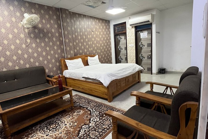 Room 6 of 15