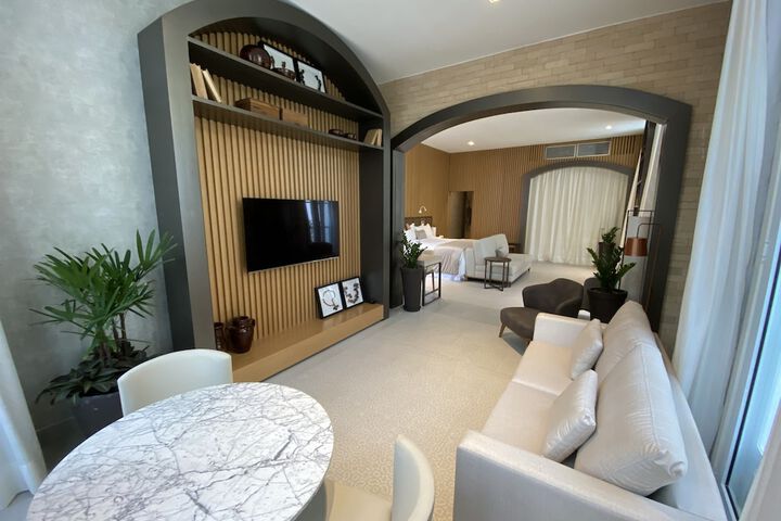 Room 5 of 77
