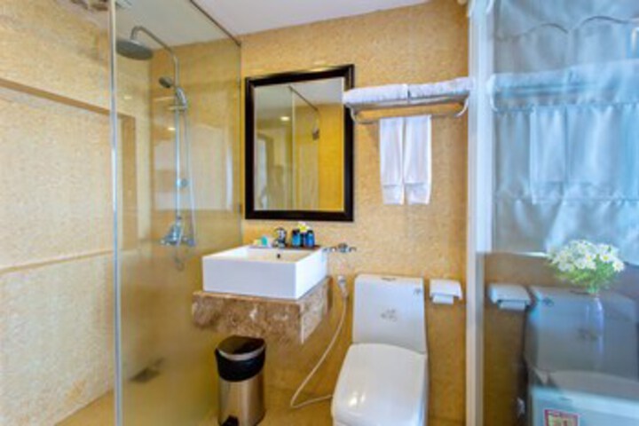 Room 8 of 94