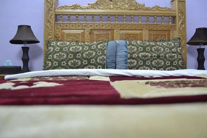 Room 9 of 12