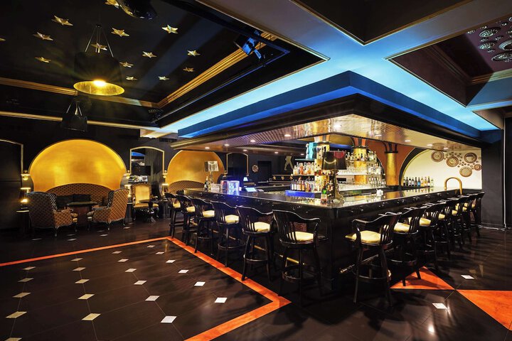 Lounge 73 of 85