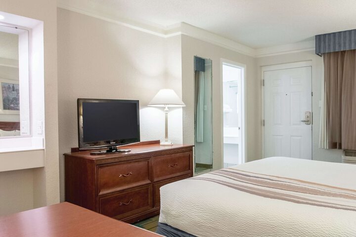 Room 4 of 33