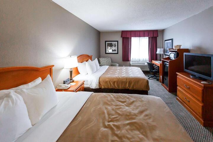1 Queen Bed (4 of 6)