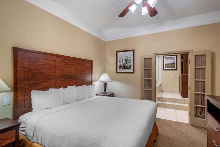 1 King Bed High Speed Internet Accessible Microwave and Refrigerator Pillowtop Bed 27 Inch Flat Screen Television Oversized Desk Full Breakfast (17 of 23)