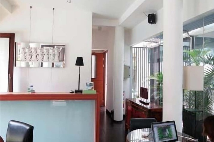 Check-in/check-out kiosk