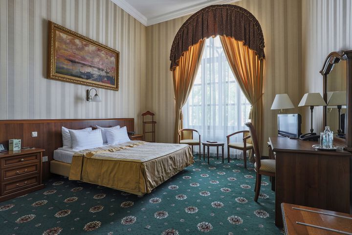 Room 13 of 77