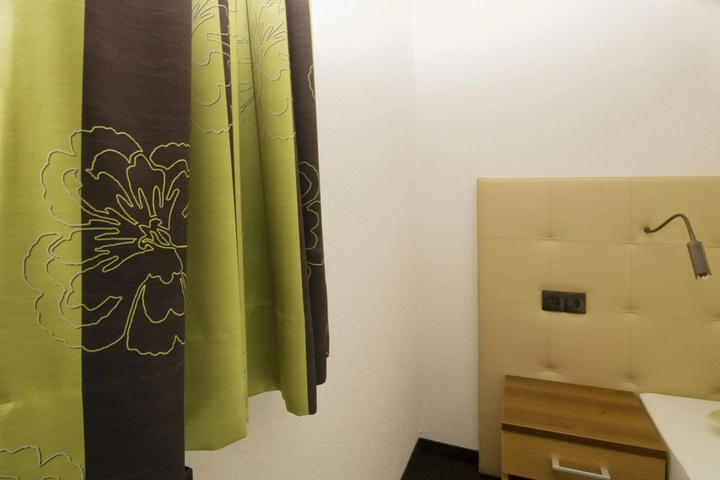 Room 6 of 12