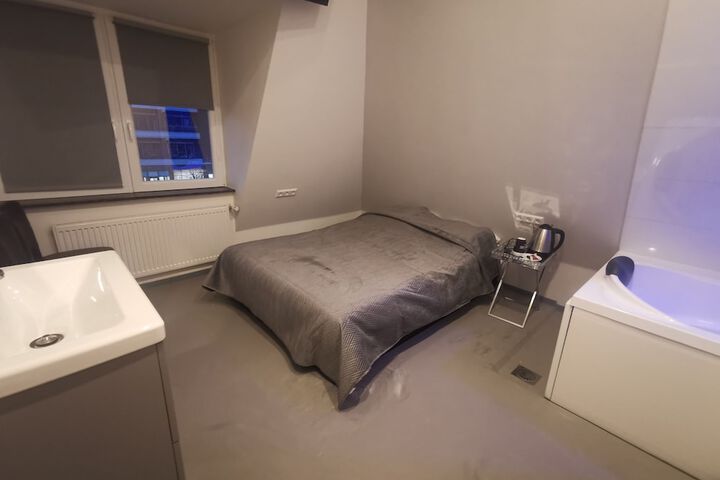 Room 5 of 6