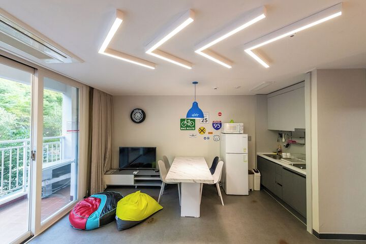 Room 6 of 100