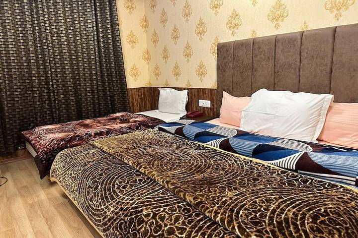 Room 4 of 12
