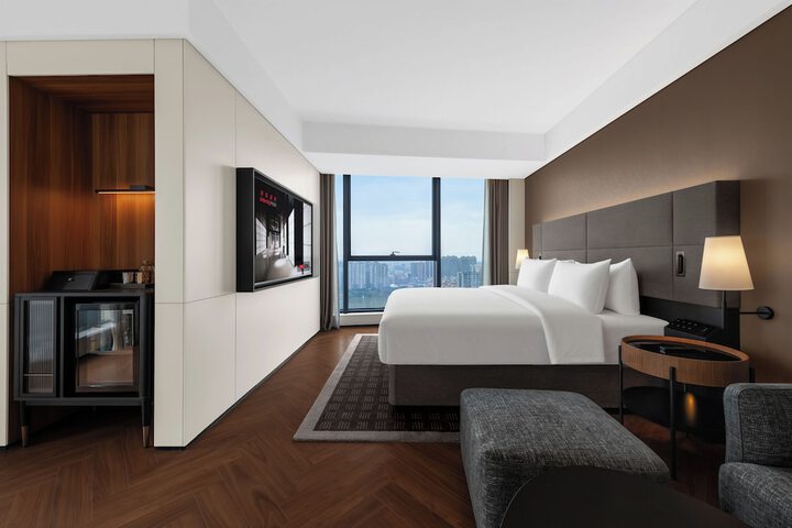Room 10 of 82