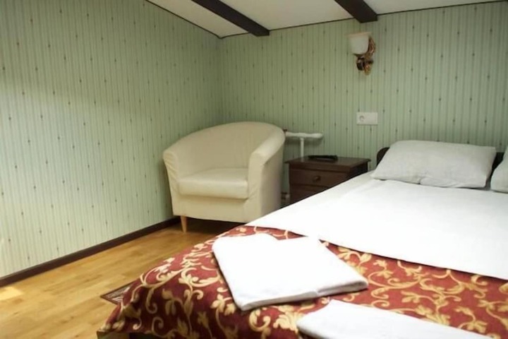 Room 27 of 61