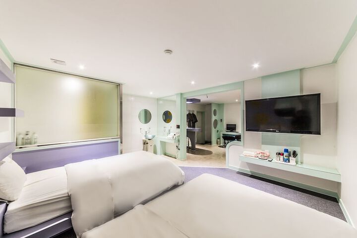 Room 33 of 54