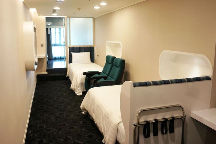 Room 4 of 61