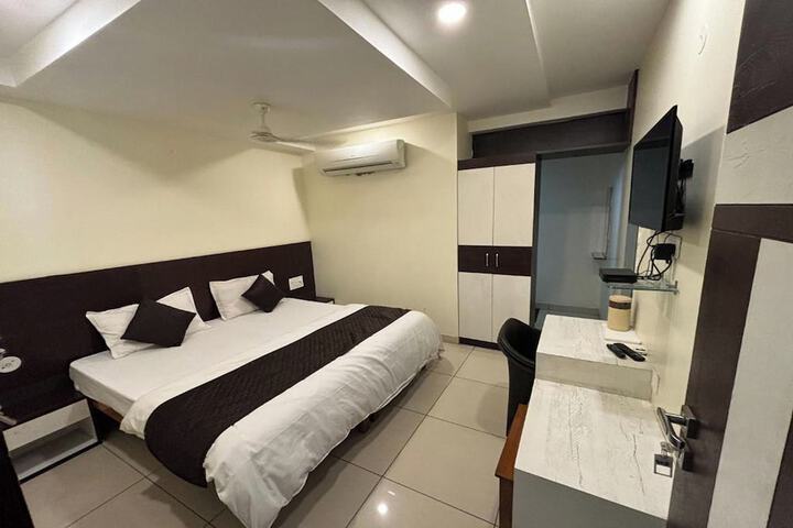 Room 6 of 25