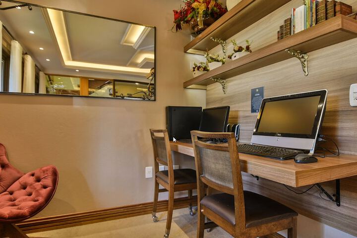 Business Center 21 of 25