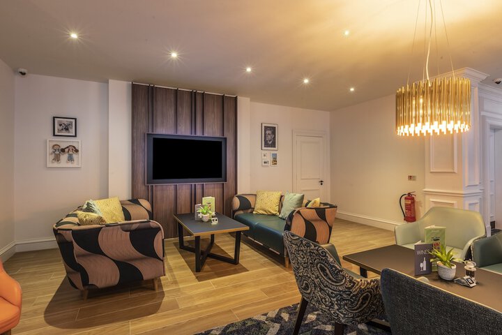 Lounge 60 of 96