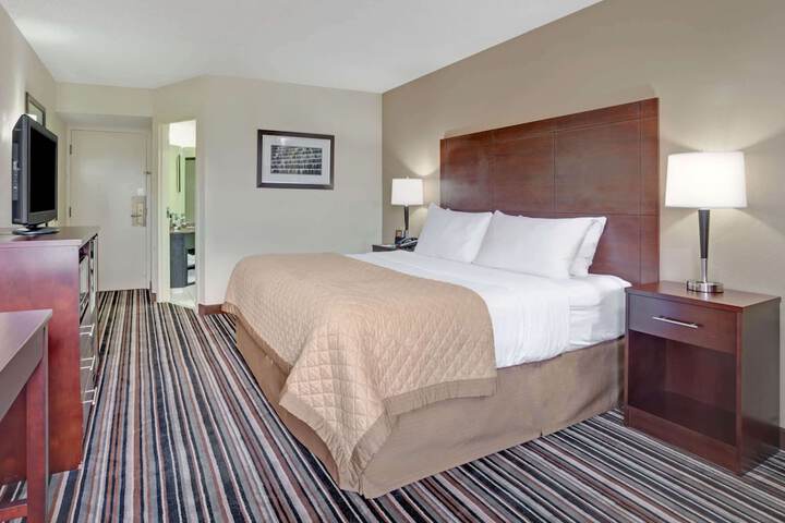 1 King Bed (3 of 15)