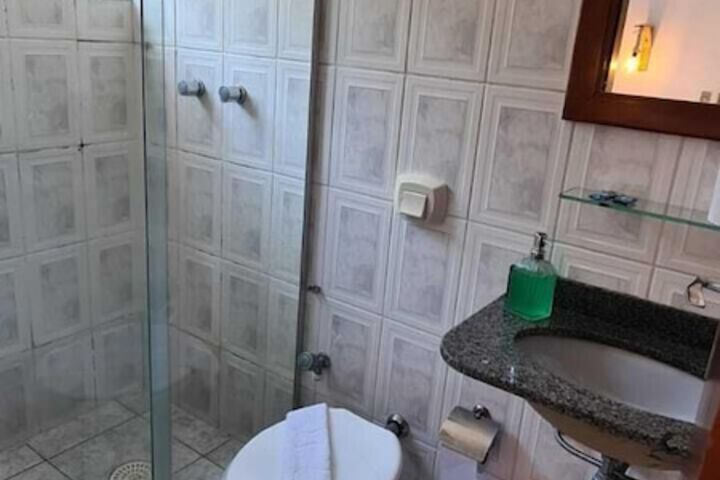 Room 4 of 8