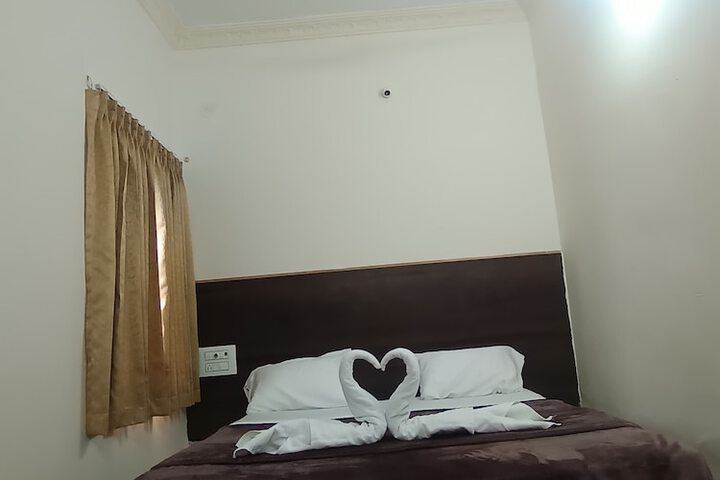 Room 6 of 16
