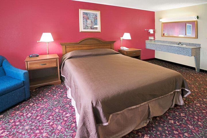 1 Queen Bed (6 of 7)