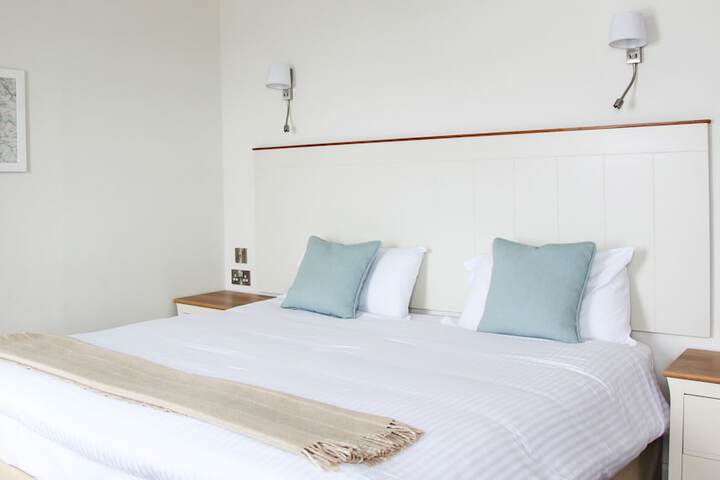 Room 4 of 75