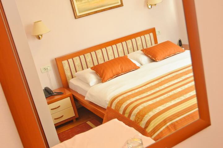 Room 6 of 82