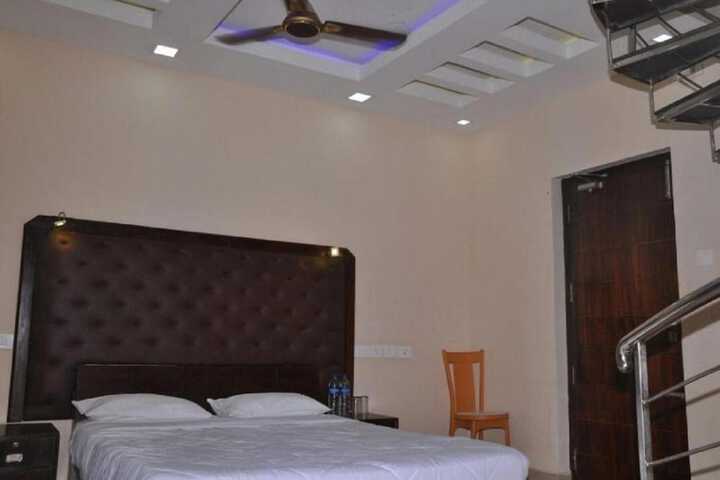 Room 8 of 33