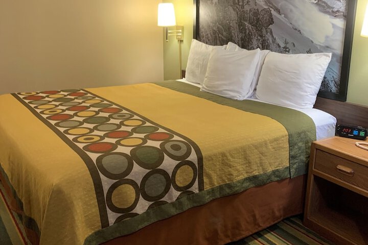 1 King Bed (5 of 8)
