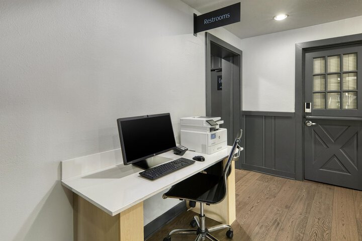 Business Center 77 of 79