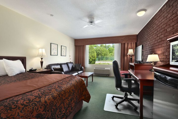 1 Queen Bed (7 of 16)