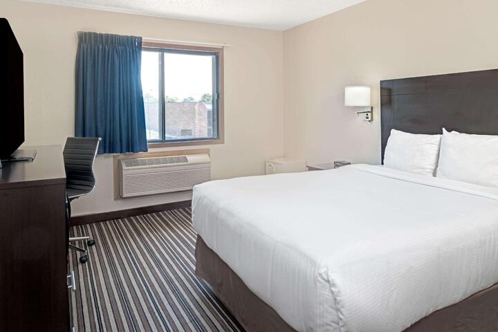 1 Queen Bed (6 of 10)