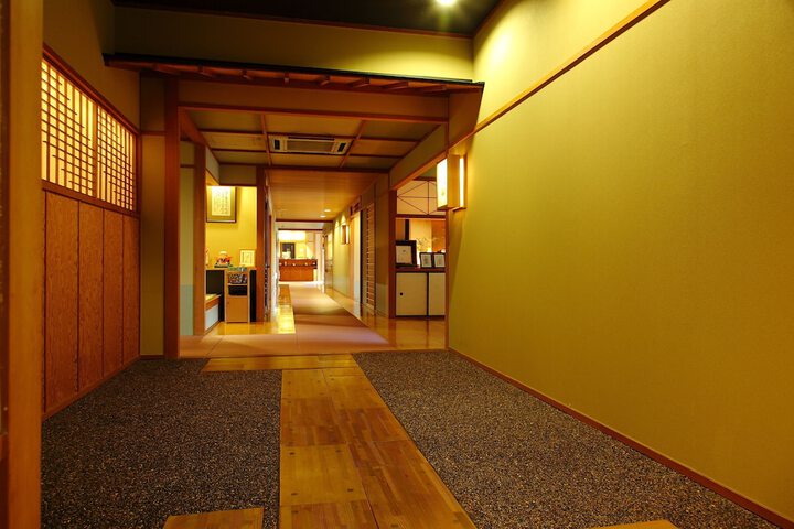 Ballroom/Hall 17 of 22