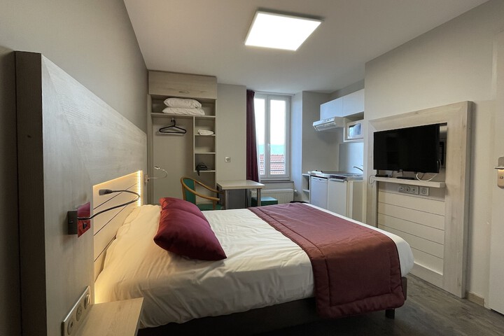 Room 6 of 13