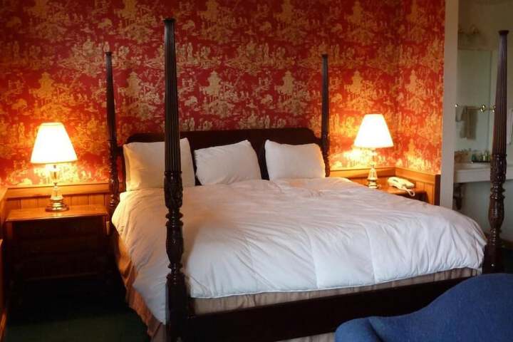 Room 9 of 33